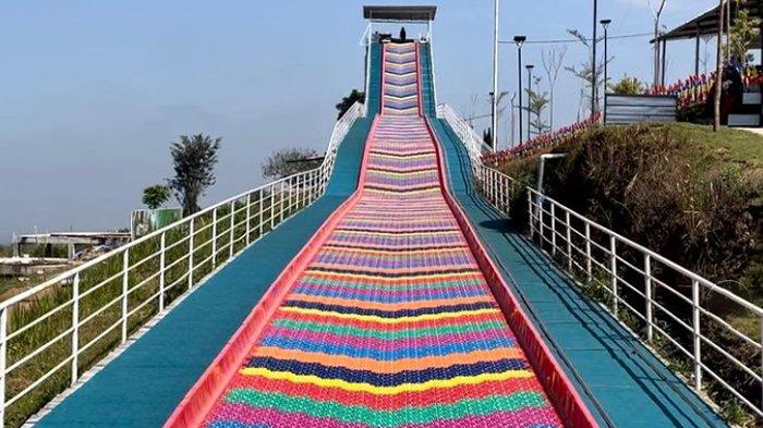Seluncuran pelangi wahana hits di Malang Dreamland 2024
