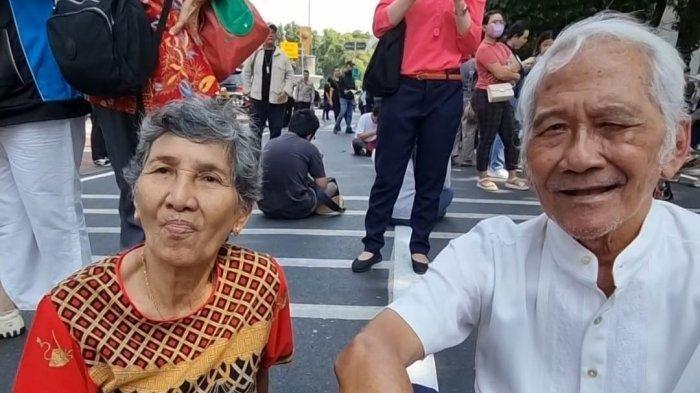 Seno dan istrinya Meri datang dari Malang ke Jakarta demi melihat Paus Fransiskus.