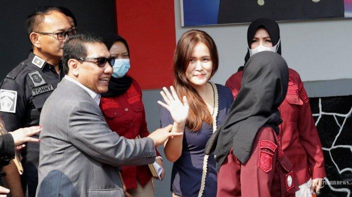 Senyum merekah Jessica Kumala Wongso alias Jessica Wongso terpidana kasus kopi sianida setelah bebas dari penjara Pondok Bambu Jakarta Timur, Minggu (18/8/2024) pagi. Dia mengaku memaafkan semua orang yang telah melakukan hal buruk padanya.