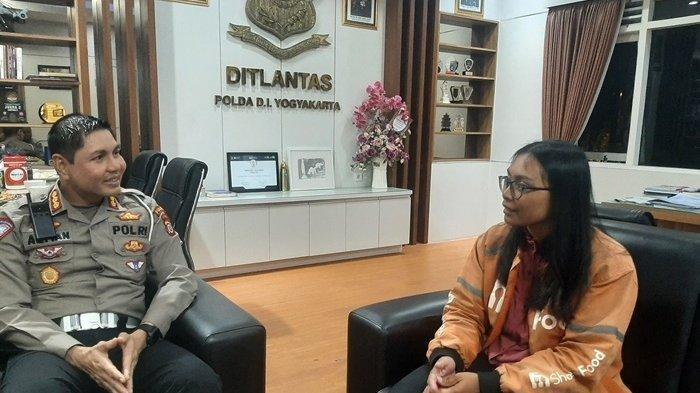 Seorang driver ojol di Yogyakarta saat diminta menghadap Dirlantas Polda DIY untuk diberi sepeda motor setelah menolong korban kecelakaan, Selasa (24/9/2024)
