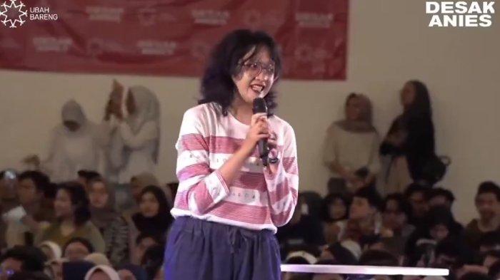 Seorang penonton wanita menyampaikan protes soal materi Felix Seda terhadap Najwa Shihab