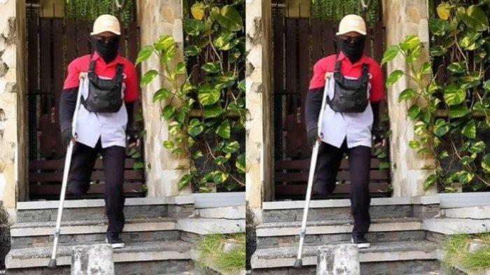 Sirilus Siko saat bekerja jadi kurir paket di Surabaya