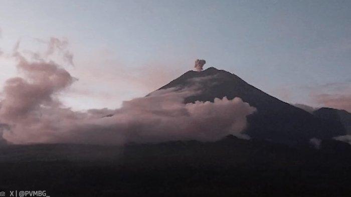 Situasi Gunung Semeru Erupsi 6 Kali, Luncuran Awan Panas 2 Kecamatan Lumajang diguyur Hujan Abu