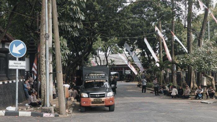 Situasi di dekat Gedung DPRD Kota Malang sebelum ada aksi unjuk rasa, Jumat (23/8/2024) siang.