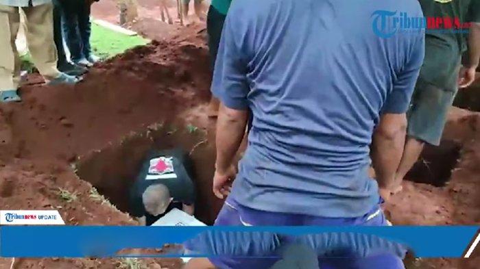 Situasi pemakaman 4 anak Panca dan Devnisa Putri 1