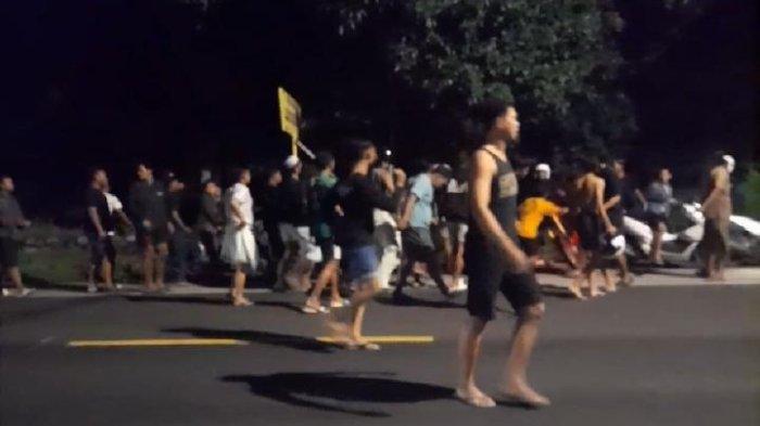 Situasi setelah insiden pembacokan di Jalan Raya Pantura, Pecaron, Situbondo, Senin (16/12/2024) malam.