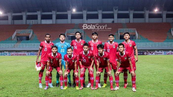 Skuat timnas U-17 Indonesia (skuad timnas U-17 Indonesia) sedang berfoto bersama dalam laga pekan pertama grup B Kualifikasi Piala Asia U-17 2023 di Stadion Pakansari, Bogor, Jawa Barat, 3 Oktober 2022.