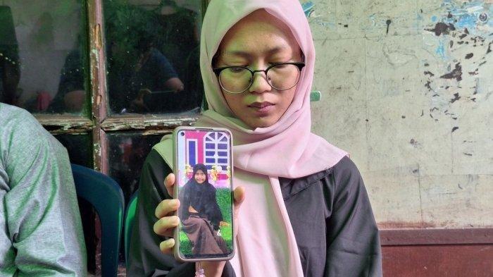 Sonia memperlihatkan foto Amanda melalui ponselnya di rumahnya, Selasa 12 November 2024