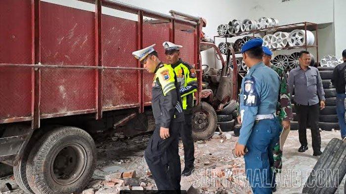 Sopir truk menabrak lima kendaraan dan menerobos toko ban dan velg mobil di Jalan Raya Bululawang, Desa/Kecamatan Bululawang, Kabupaten Malang, Jumat (15/12/2023) sekira pukul 12.30 WIB.