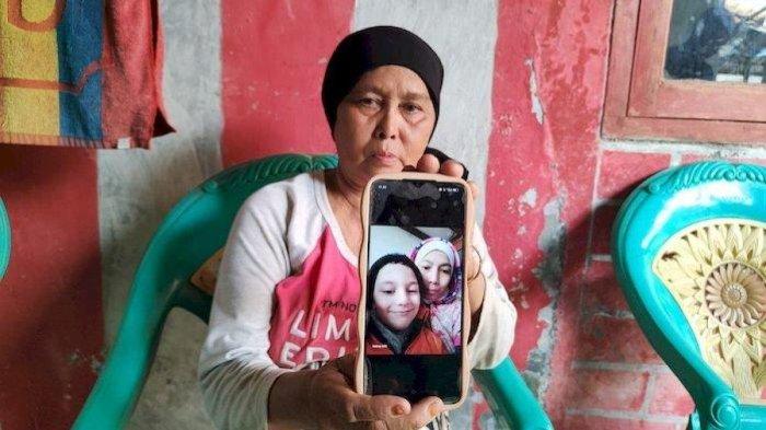 Sopiyah (56) saat menunjukan foto anaknya Masiroh (42) yang masih hidup di negara Suriah, Senin (5/2/2024).