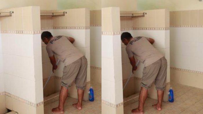 KISAH INSPIRATIF - Sosok Aiptu Suwarjo, polisi yang 15 nyambi jadi marbot Masjid Permata Iman di Desa Ngotet Kidul, Kecamatan Rembang, Kabupaten Rembang, Jawa Tengah. Foto saat ia tengah membersihkan kamar mandi diambil pada Rabu 5 Februari 2025.
