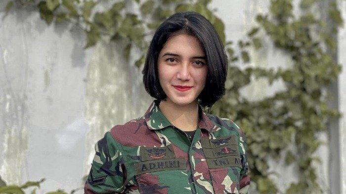Sosok Serda Adhini, prajurit TNI yang jadi pramugari pesawat kepresidenan. (Instagram/@aullrdhi)