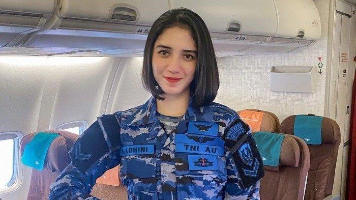 Sosok Serda Adhini, prajurit TNI yang jadi pramugari pesawat kepresidenan. (Instagram/@aullrdhi)