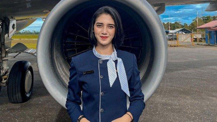 Sosok Serda Adhini, prajurit TNI yang jadi pramugari pesawat kepresidenan. (Instagram/@aullrdhi)