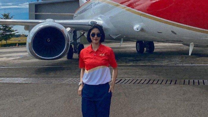 Sosok Serda Adhini, prajurit TNI yang jadi pramugari pesawat kepresidenan. (Instagram/@aullrdhi)