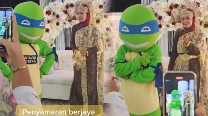 Sosok pria berkostum badut berdiri di depan pengantin wanita yang juga mantan pacarnya 1