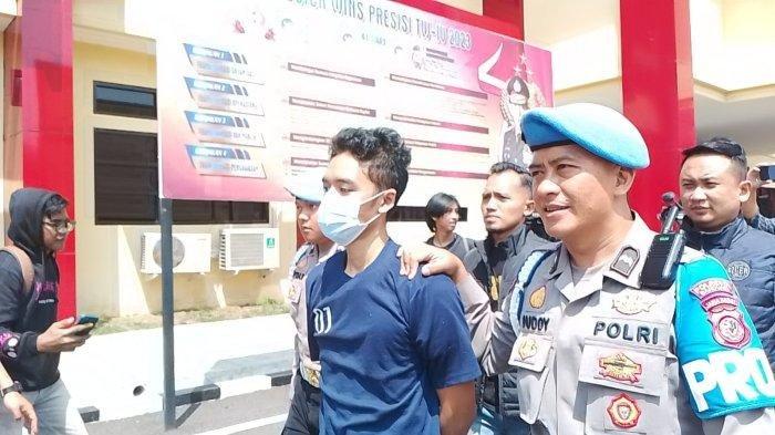 Sosok pria yang viral karena telanjang saat mengambil paket di Kabupaten Bandung kini telah terungkap.
