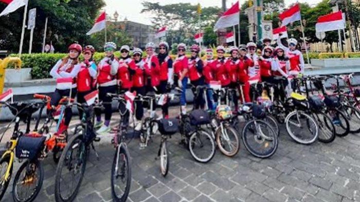Anggota Srikandi 2 Pedal berfoto di kawasan wisata heritage Kayutangan, Kota Malang.
