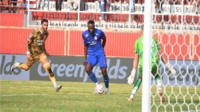 Striker Arema FC Charles Lokolingoy dalam laga melawan dewa United di stadion Soepriadi kota Blitar, Senin (12/8/2024). Hasil skor akhir Arema FC Vs Dewa United adalah 0-0