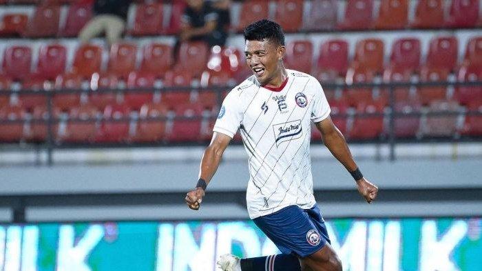 Striker Arema FC Dedik Setiawan dalam laga melawan Persis Solo, pekan 22 Liga 1 2023, di Stadion Kapten I Wayan Dipta, Bali, Sabtu (9/12/2023).