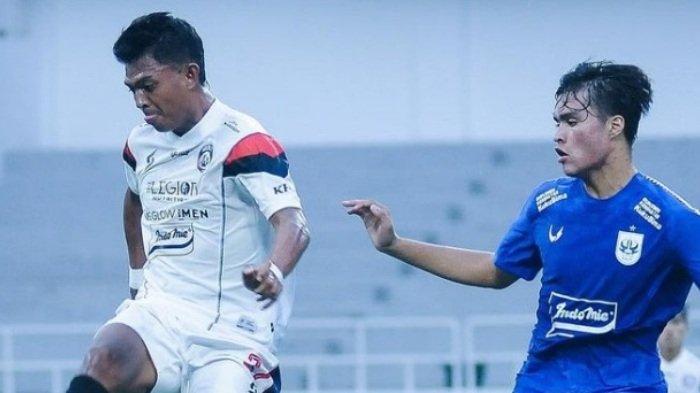 Striker Arema FC Dedik Setiawan (kiri) saat menghadapi tuan rumah PSIS Semarang, Sabtu (21/1/2023).