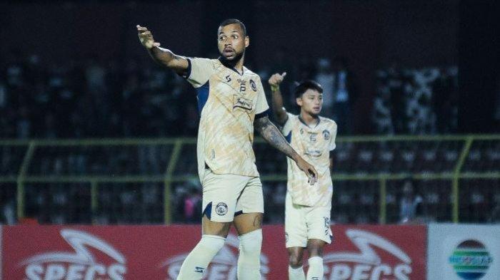 Striker Arema FC, Gustavo Almeida, saat dijamu PSM Makassar pada pekan ke-16 Liga 1 2023 di Stadion Gelora BJ Habibie, Pare-pare, Jumat (20/10/2023)