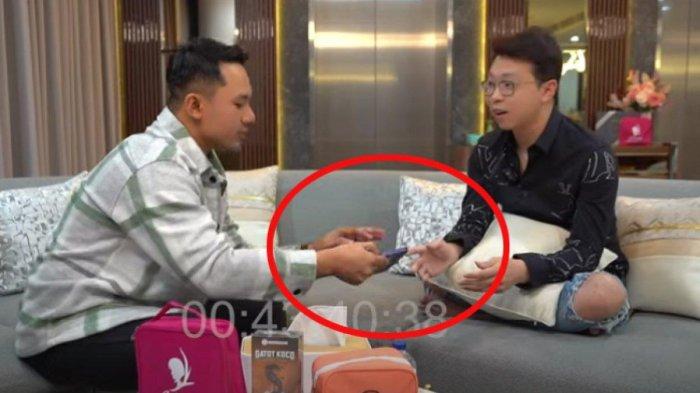 Suami Meylisa Zaara, RK Atok panik saat dokter Richard Lee membaca isi chatnya dengan pria yang diduga selingkuhannya. (Tangkapan layar YouTube dr. Richard Lee, MARS)