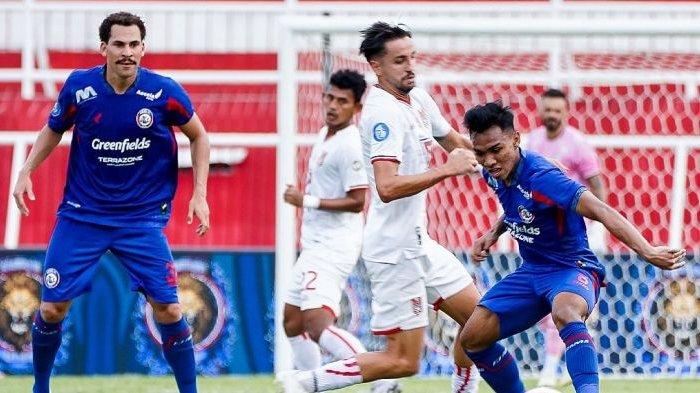 Suasana laga Arema FC vs Malut United di Stadion Soepriadi, Blitar, Sabtu (19/10/2024).