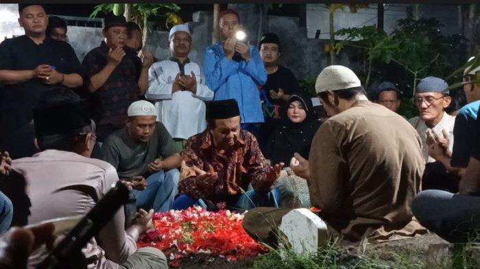 Suasana pemakaman ayahanda Via Vallen di TPU Kuburan Jati di Desa Kalitengah, Kecamatan Tanggulangin Sidoarjo, Sabtu (11/5/2024) malam.
