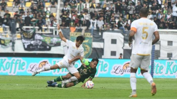 Suasana pertandingan Persebaya Surabaya vs Arema FC di Stadion Gelora Bung Tomo (GBT), Sabtu (7/12/2024).