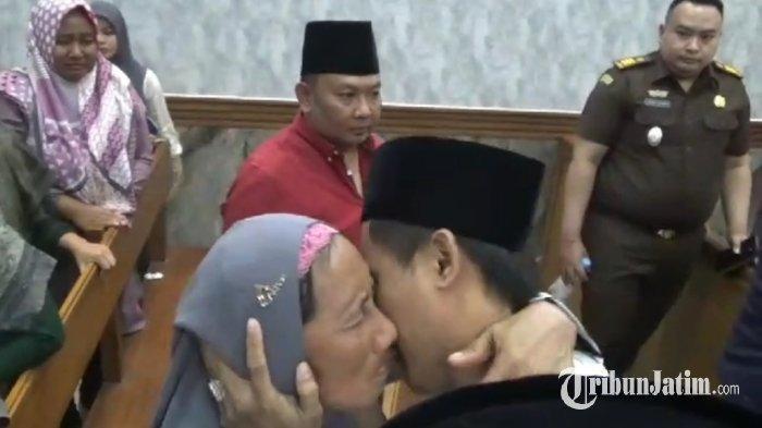 Suasana sidang menjatuhkan vonis 10 tahun penjara terdakwa carok Bangkalan, Hasan Basri dan Wardi
