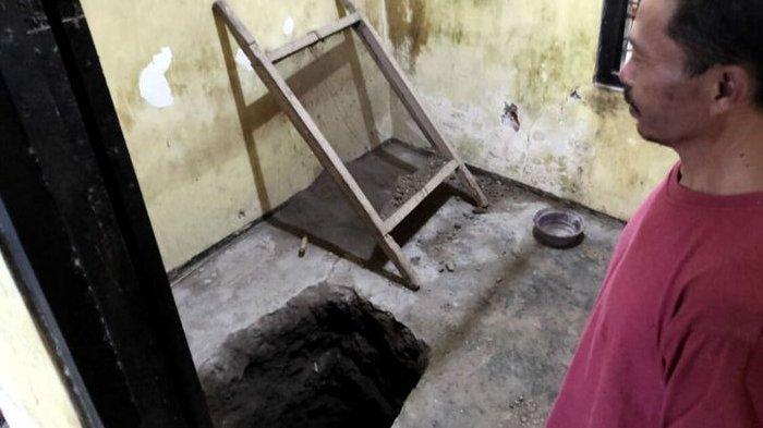 Subagyo menunjukkan lubang di lantai kamar rumah SH dimana Fitriani ditemukan tinggal tulang