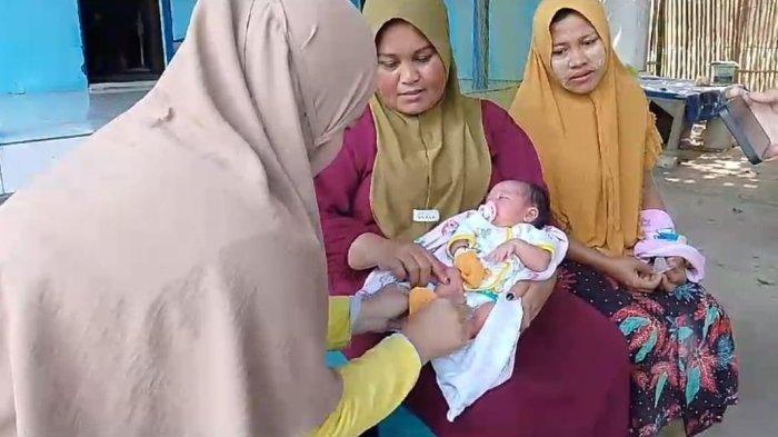 Subaidah (kerudung kuning) bersama keluarganya saat berada di terasa rumah