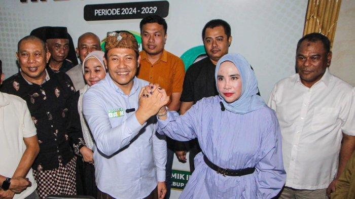 Paslon Subandi - Mimik Idayana saat mendeklarasikan kemenangannya untuk Pilkada Sidoarjo 2024.