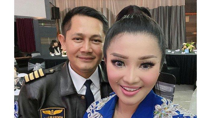 Suka Duka Fitri Carlina jadi Istri Pilot Ganteng