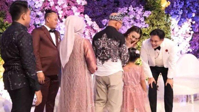Sule sambut Bintang dengan senyuman hangat. (YouTube Puteri Delina.)