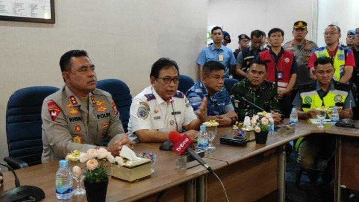 TEROR BOM: Kepala kantor otoritas bandara wilayah II, Medan Asri Santosa (kemeja putih) bersama Kapolda Sumut Irjen Whisnu Hermawan (Kiri) saat diwawancarai soal pesawat Saudia Airlines kembali dapat teror dan mendarat darurat di Kualanamu, Sabtu (21/6/2025). Asri menyebut teror dikirim menggunakan seperti pesan suara atau direct speech, menggunakan jaringan pribadi. (TRIBUN MEDAN/FREDY SANTOSO)