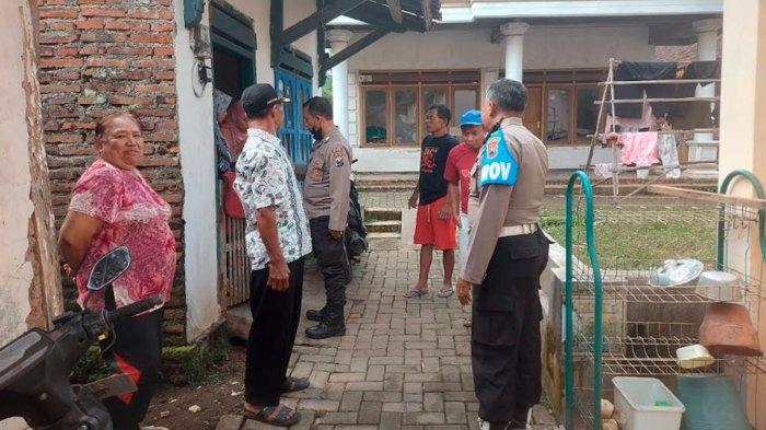 OLAH TKP: Petugas kepolisian Polsek Pakisaji melakukan olah TKP di tempat kejadian pembacokan Dusun Tunggul, Desa Permanu, Kecamatan Pakisaji, Kabupaten Malang, kemarin Senin (23/6/2025). Rebutan pelanggan jadi notif pembacokan ini.