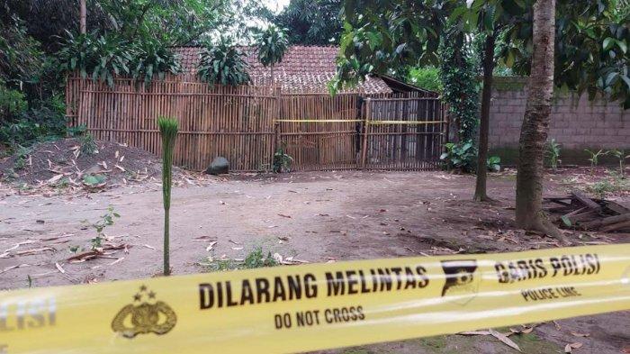 Suasana rumah korban satu keluarga ditemukan tergeletak bersimbah darah di Dusun Gondang Legi Kecamatan Ngancar Kabupaten Kediri, Kamis (5/12/2024).