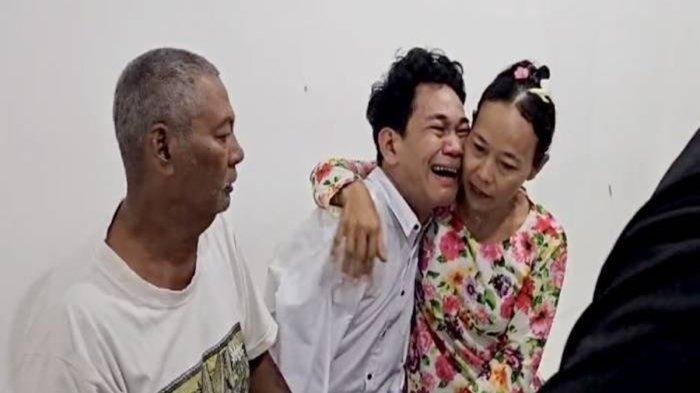Tersangka kasus dugaan pelecehan seksual I Wayan Agus Suartama alias Agus Buntung menangis histeris di pangkuan ibundanya di sel tahanan sementara Kejari Mataram, Kamis (9/1/2025).