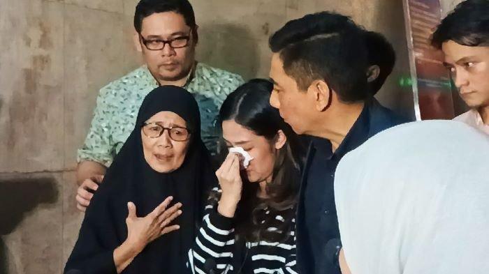 Tamara Tyasmara didampingi ibunya Ristya Aruni ketika ditemui di Polda Metro Jaya, Semanggi, Jakarta Selatan, Senin (19/2/2024) malam.