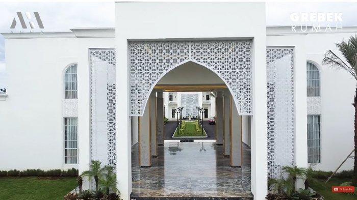 Tampak depan pintu masuk rumah Ustaz Solmed