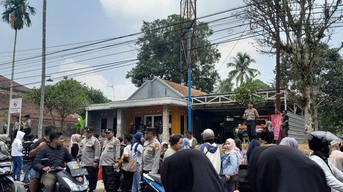 Tampak warga antuaias melihat olah TKP kasus Subang Selasa 24 Oktober 2023