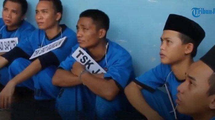 Tampang para terpidana saat reka ulang adegan kasus Vina