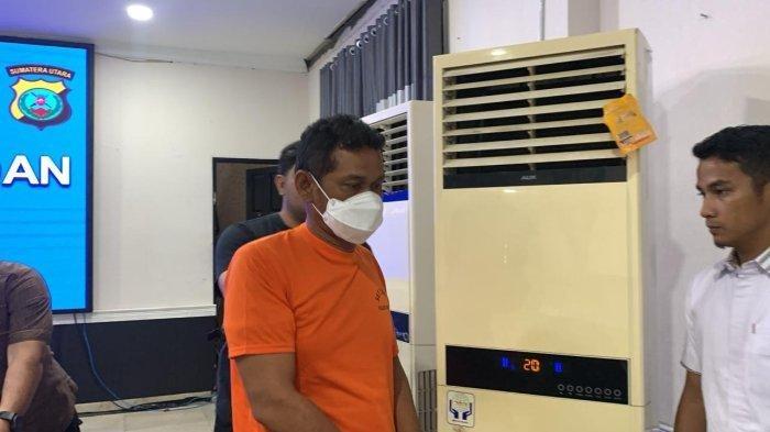 Tampang pelaku alias kakak korban ketika dihadirkan saat konferensi pers di Polrestabes Medan