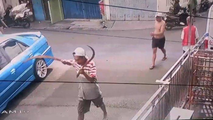 Tangkapan layar rekaman CCTV menyorot pelaku penyerangan terhadap Udin pedagang bubur kacang hijau