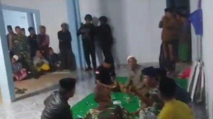 Tangkapan layar video kericuhan antara warga dan penyelenggara Pemilu 2024 di Sampang
