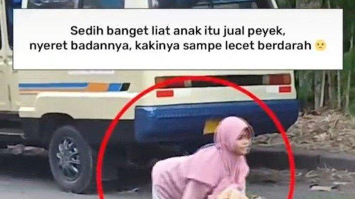 Tangkapan layar video yang menggambarkan anak di Surabaya berjualan rempeyek sambil merangkak viral di media sosial. (Tiktok @kisahharuhariini)