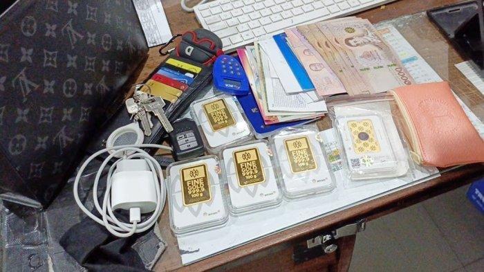 Tas berwarna coklat dengan merk Louis Vuitton milik penumpang kereta api