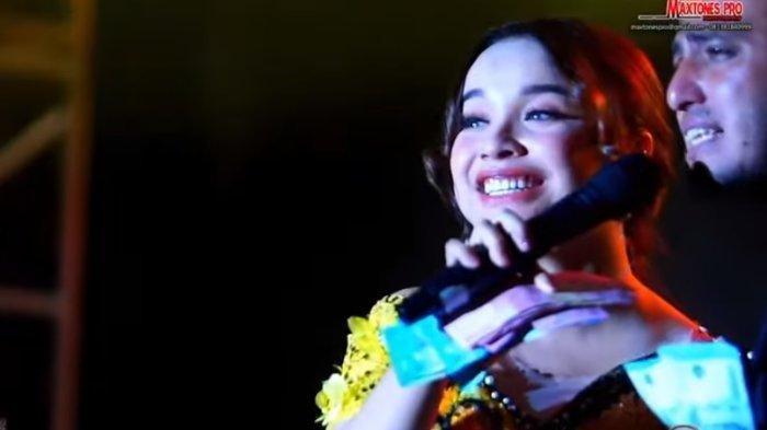 Tasya Rosmala saat tampil di pesta resepsi anak Haji Ciut si Crazy Rich Kalsel di Binuang.